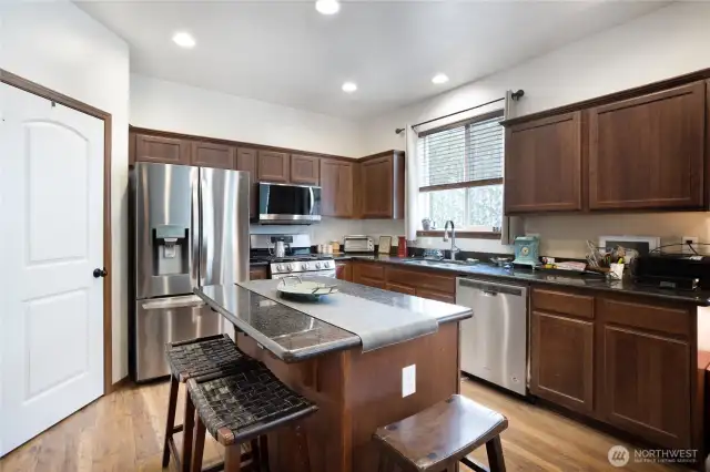 Granite countertops, SS appliances, walk in pantry.