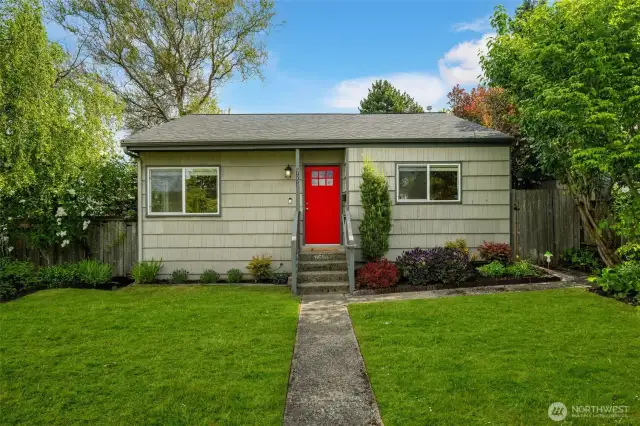 Cozy cottage in a convenient neighborhood within walking distance to the Rainier Beach Light Rail, Kubota Gardens and local restaurants with coffee houses just down the street.