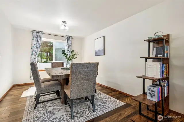 Lovely dining room of the kitchen, perfect for hosting and family meals.