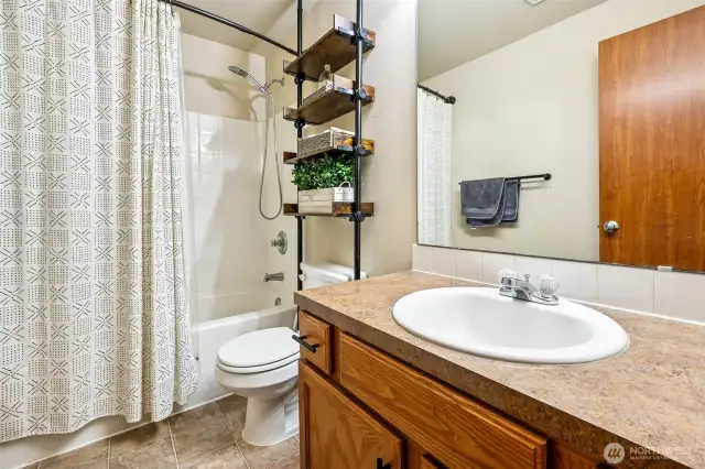 Kids/guest full bath.