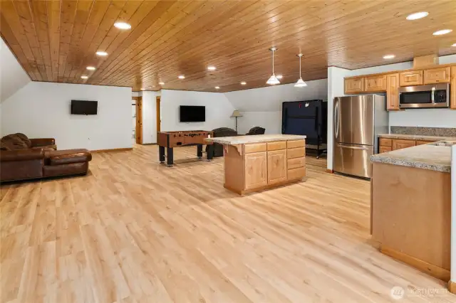 Huge upstairs living space above the shop with full kitchen.