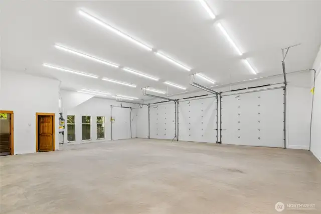 Massive oversized 3 bay shop