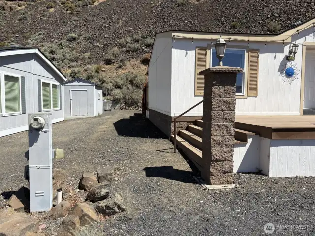 Side area to the left