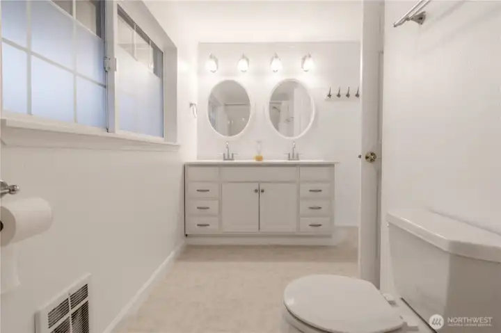 Fully remodeled ensuite bathroom