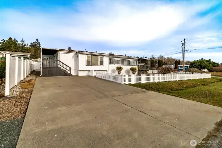 Spacious second driveway