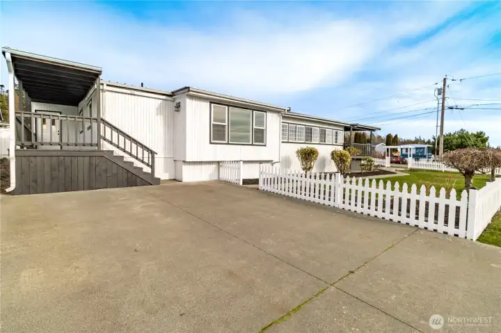 Ample room for vehicles, RV, boat trailer etc.