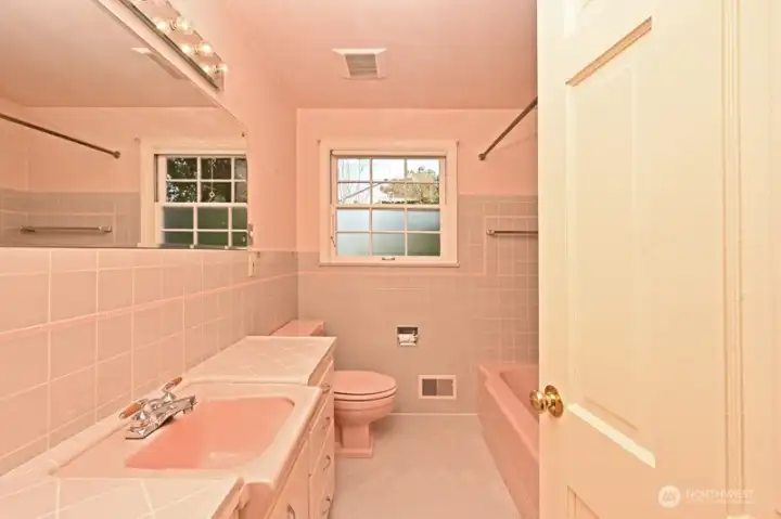 Full Bathroom between Bedrooms #2 and #3 (Primary).