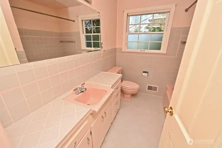 Full Bathroom between Bedrooms #2 and #3 (Primary).