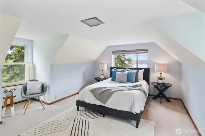 Upstairs primary w/ views