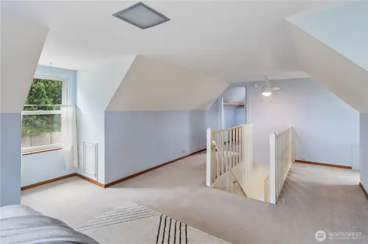 Spacious primary bedroom w/ walk-in closet