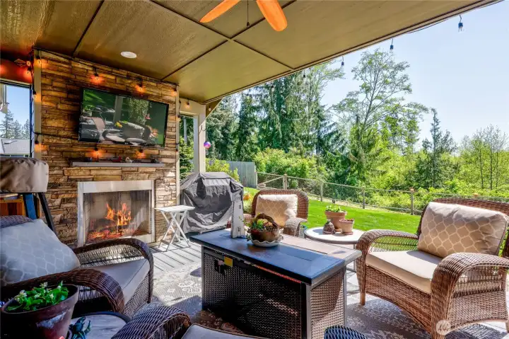 Large covered back patio with fireplace & TV