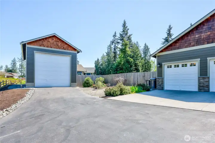 Detached 800 sq ft garage and or shop