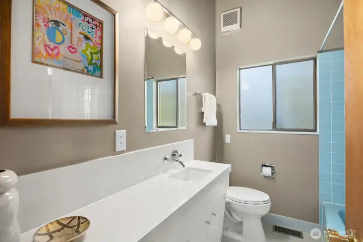 Main Floor House Full Bath