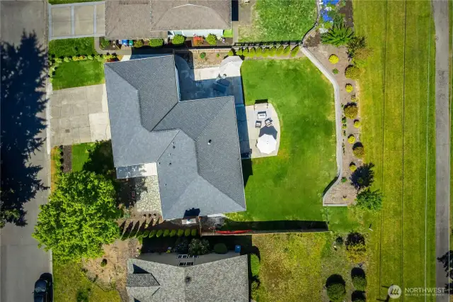 house is greatly situated with a nice front yard to add to curb appeal and a functioning back yard with access to the golf course to ride your golf cart straight out to the field (golf membership is separate)