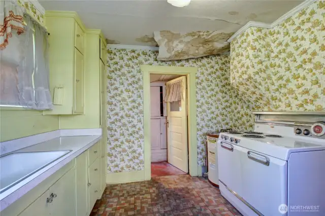kitchen view looking toward the mud room