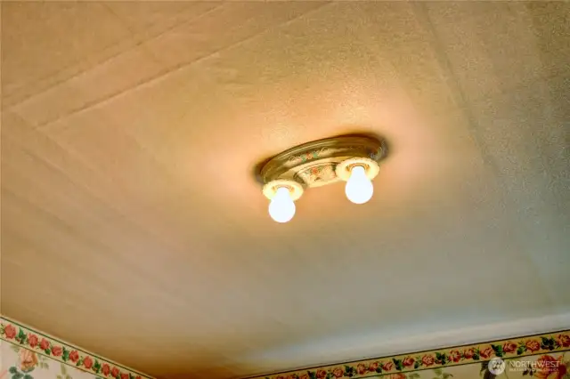Light fixture in bedroom 2