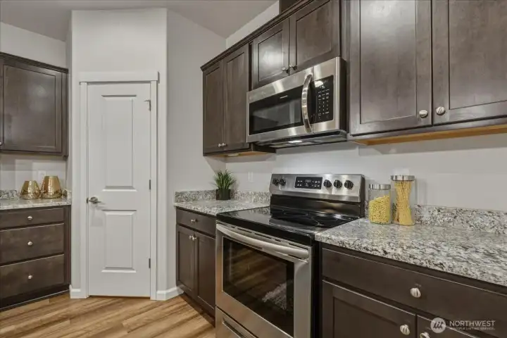 Kitchen, Granite Counters, Luxury Vinyl Plank Flooring, High Ceilings, Built-In Microwave, Stainless Appliances, Free-Standing Oven