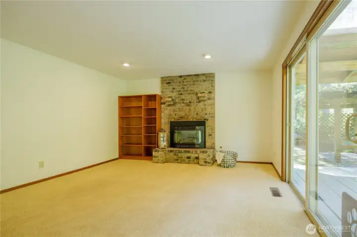 Generous room with fireplace to create a warm home atmosphere.