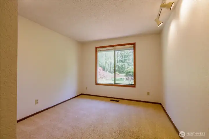 Full bath off the hallway between bedrooms.