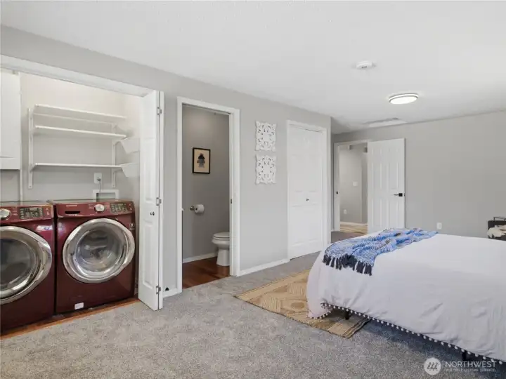 Laundry in closet (no need to go to the garage!).