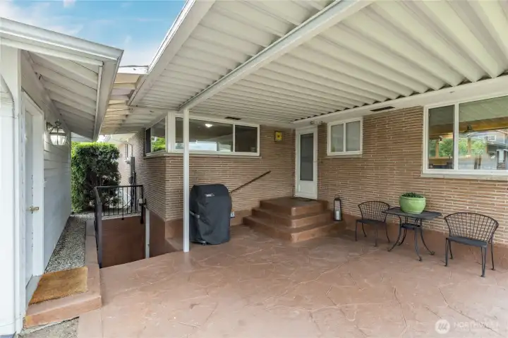 From the detached garage to the main door, this covered entry makes coming home a breeze, rain or shine. Plus, the convenience of a separate basement entrance.