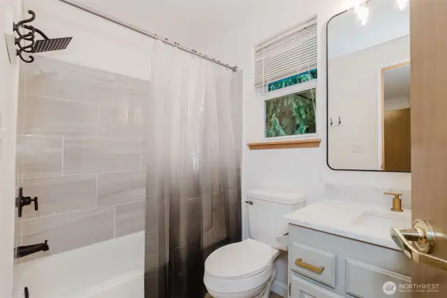 2nd Full Bath inside 2nd upstairs Bedroom