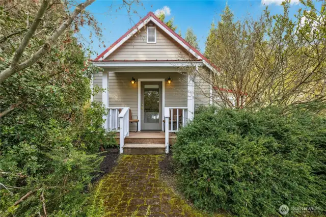 Private Guest House sits just across the garden. Complete with its own septic system and parking