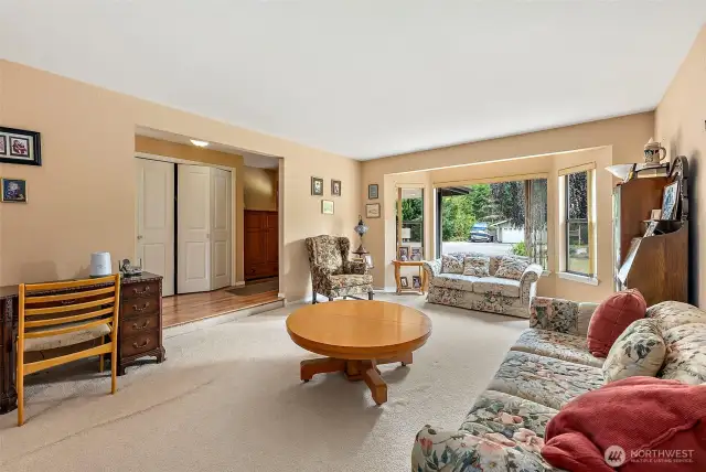 Sunken living room off entry