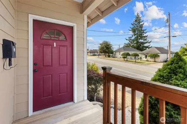 Nice covered front porch.