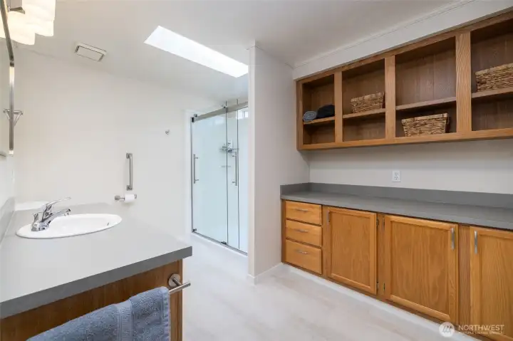 Master bath with great storage!