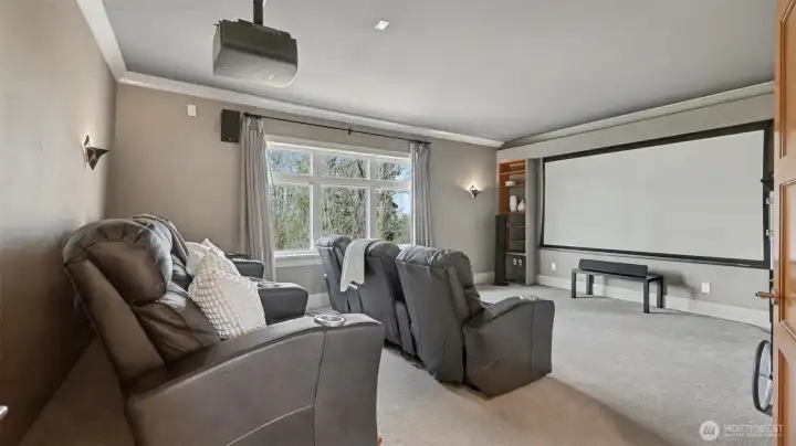 Full Blackout theatre room upstairs with projection screen, just in time for Mariner's season or a movie!