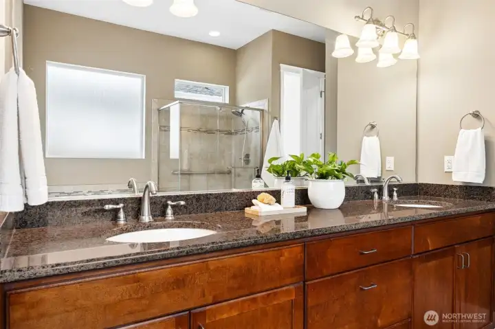 5-piece en-suite bathroom with double sink vanity and granite counters