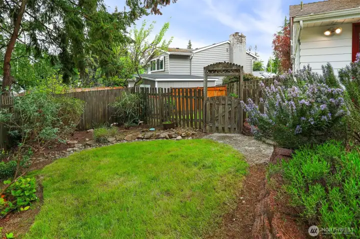 Large side yard.