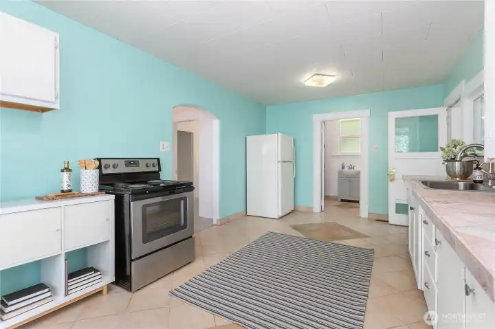 Plenty of space for kitchen necessities and more! Plenty of space for kitchen necessities and more!
