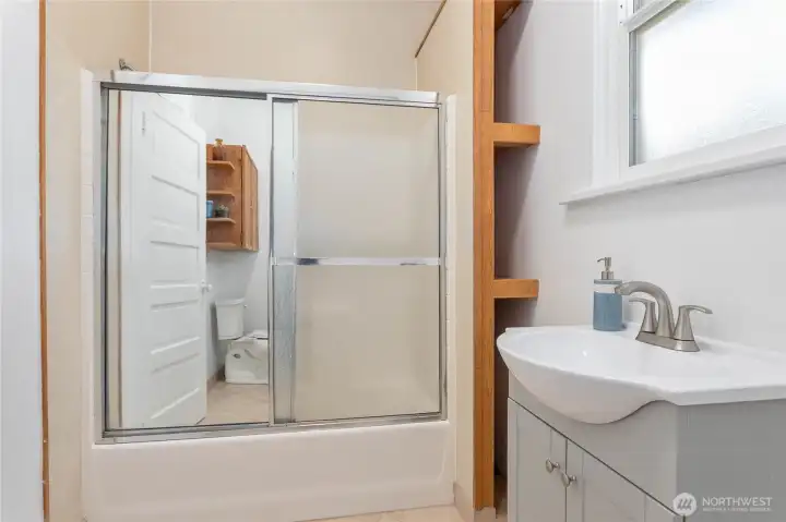 Full bathroom Full bathroom