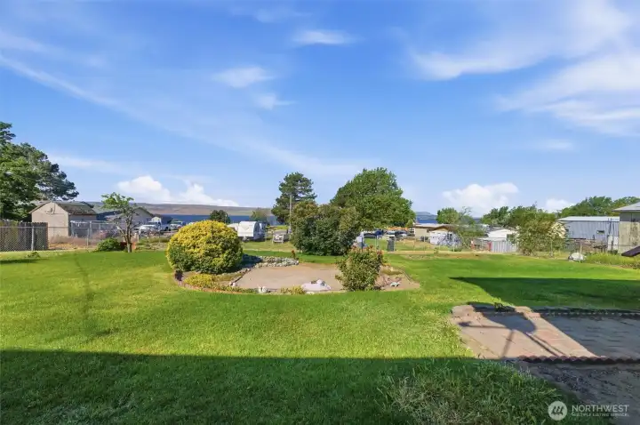 Large-Well kept backyard! Large-Well kept backyard!