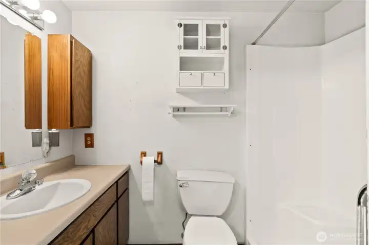 2nd floor primary bathroom