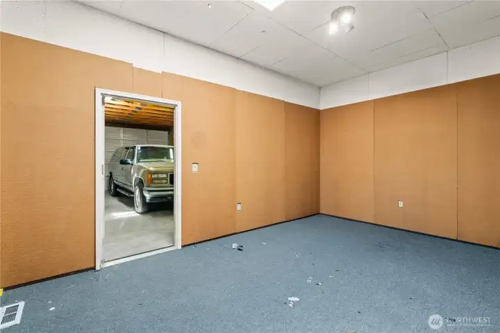 Extra finished room within the garage