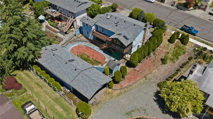 arial view of property with deadend alley