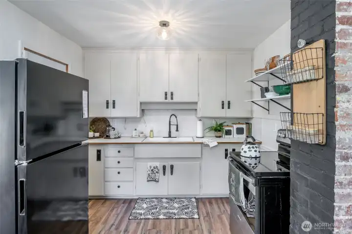 SW Accessible Beige cabinets with their original hardware