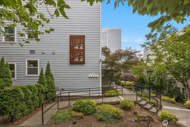 Well-run small condo complex. Ground floor living with level entry