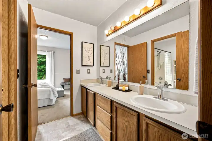 Jack and jill bath between the bedrooms Jack and jill bath between the bedrooms
