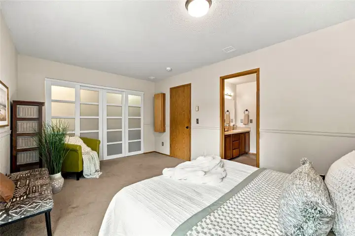 Large Guest room with new closet doors! Large Guest room with new closet doors!