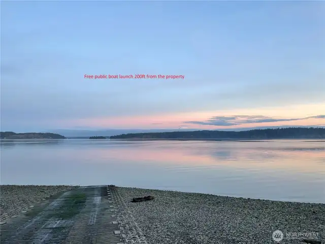 Free public boat launch 200ft away