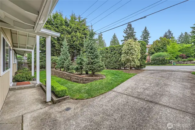 Convenient driveway offers great parking for East of Market.