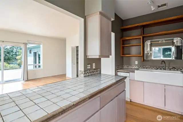 Note the large farmhouse sink.