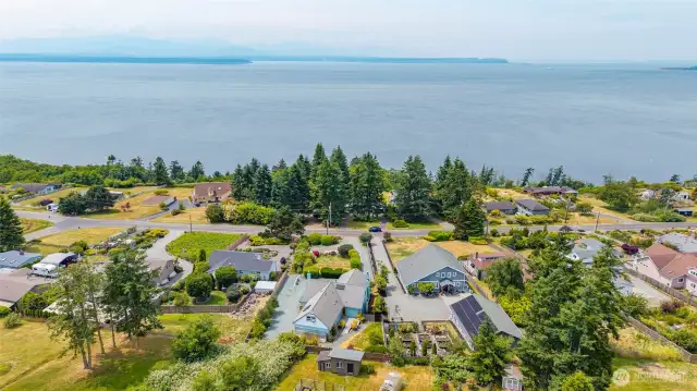 Neighborhood amenities include private beach access and a pickleball court!