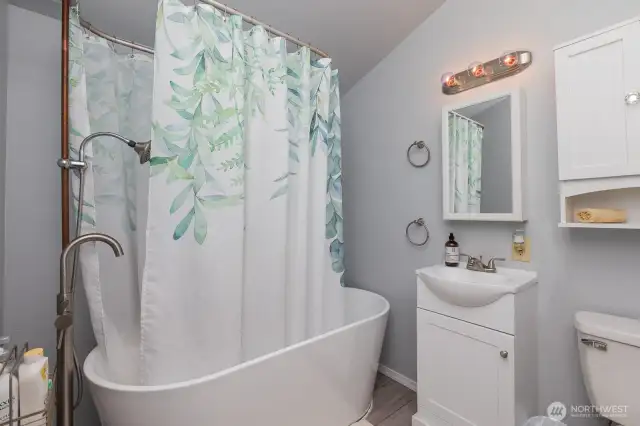 Studio bathroom. (Bathroom #3)