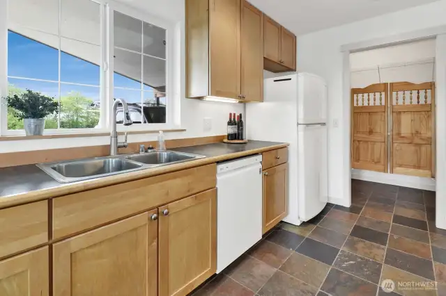 walk in pantry at end