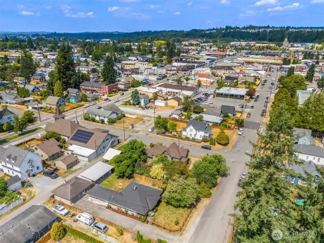 Walk to town for coffee, restaurants, shopping. Excellent walkability!